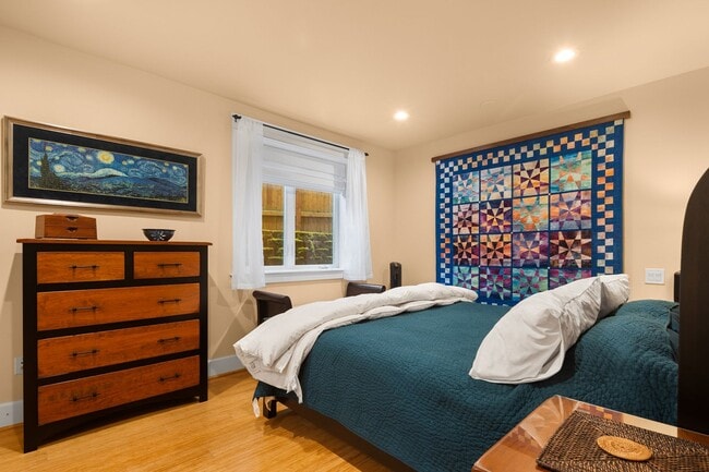 Building Photo - Exquisite Kirkland Estate - Lake Front Views