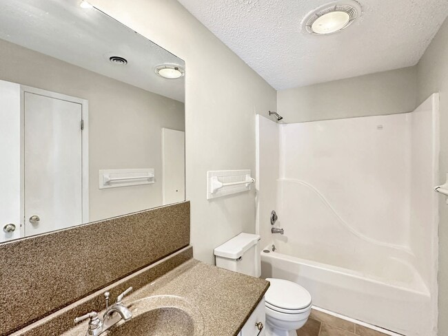 Building Photo - Charming, 2 bedroom apartment for rent!