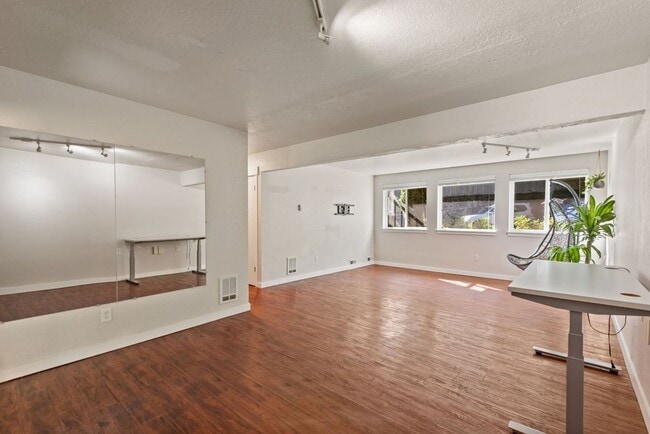 Building Photo - Stunning 4BR/2.5BA Home in Lake Forest Park ?