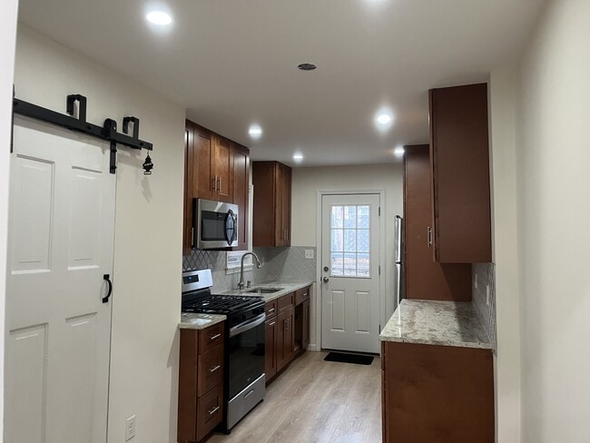 Building Photo - 1705 Tulip St