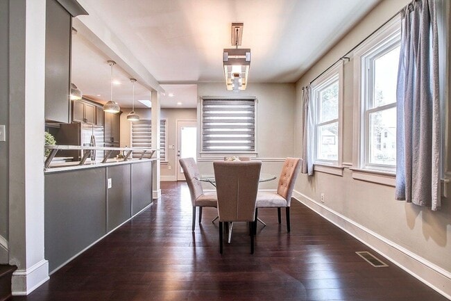 Building Photo - Gorgeous 5 BED + 3.5 Ba in Main House, 1 + 1 in BSMT, 1 + 1 above garage  in the Heart of Downtow...