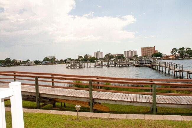 Building Photo - Luxury 3 bedroom 3.5 bath home in GATED community with BOAT SLIP!