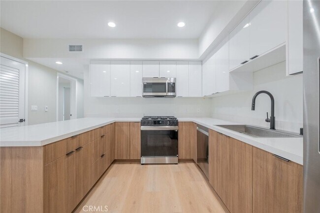 Building Photo - 10218 Fernglen Ave