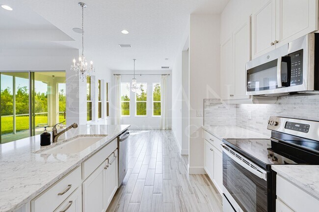 Building Photo - Luxurious 3-Bedroom Home Backing to a Natu...