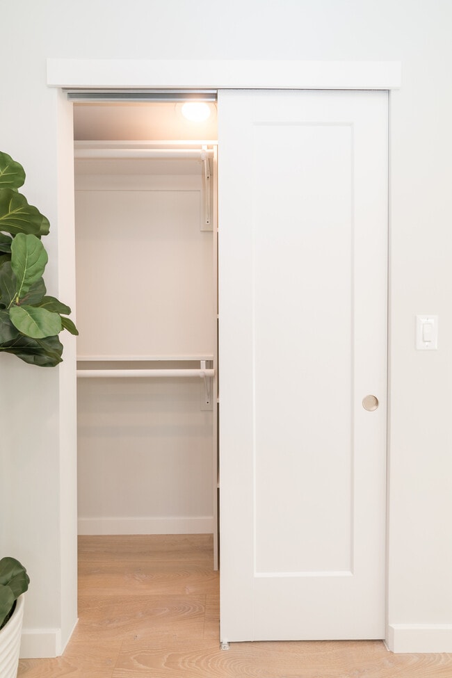 Building Photo - Two Bedroom Town Home-style Like Near NoHo Arts District