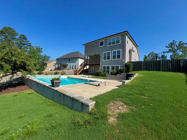 Building Photo - Estate STYLE home with pool and basement i...
