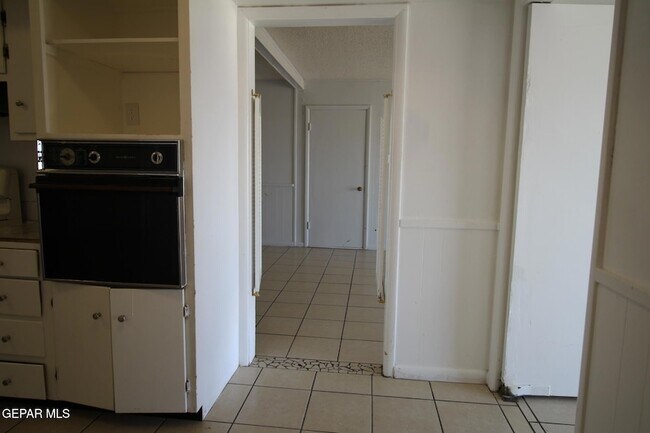Building Photo - 317 Thunderbird Dr