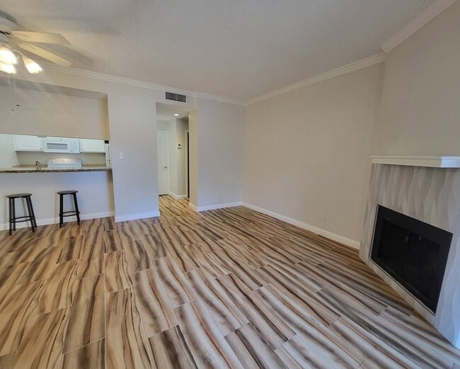 Building Photo - 7025 N Holiday Dr