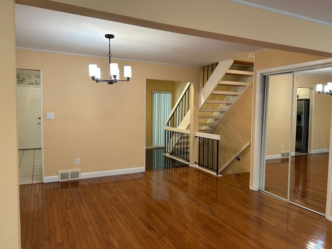 Building Photo - 3 Bedroom Condo with Full Finished Basement for Rent