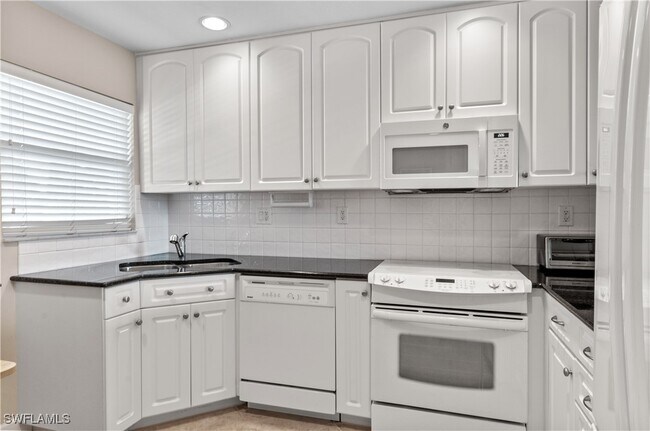 Building Photo - 13 High Point Cir N