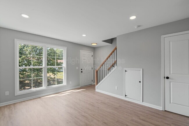 Building Photo - 400 Gallery Ln