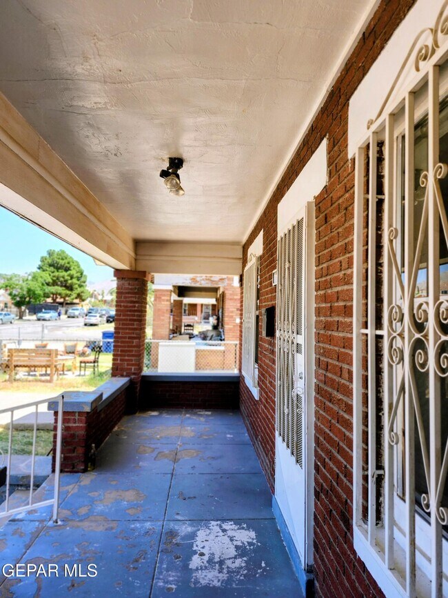 Building Photo - 618 N Estrella St