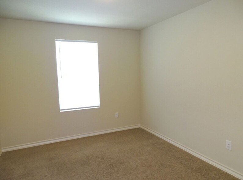 Building Photo - 7054 Lakeview Dr