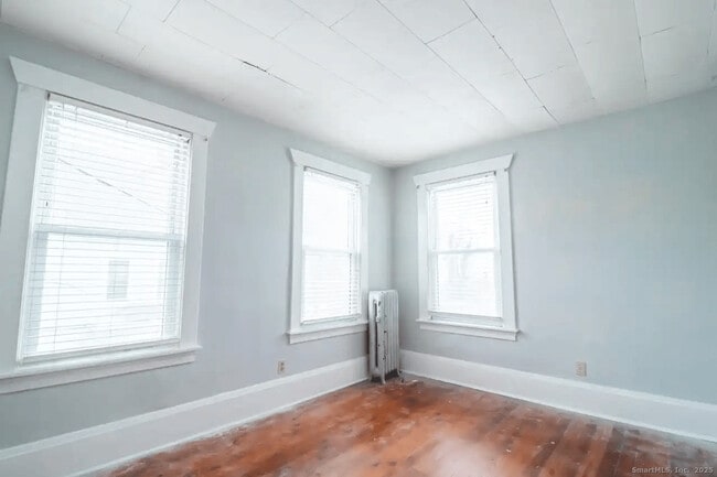 Building Photo - 62 Montauk Ave