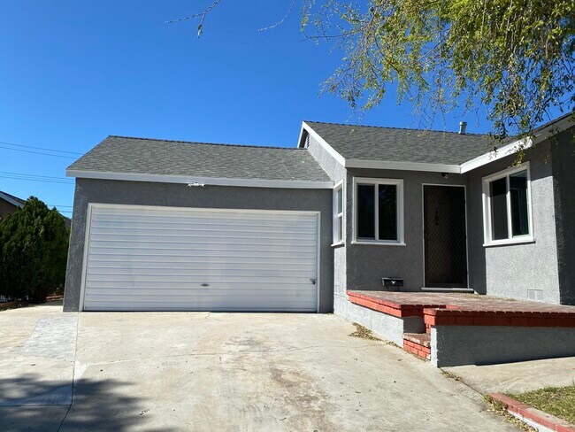 Building Photo - 2105 N Buena Vista St