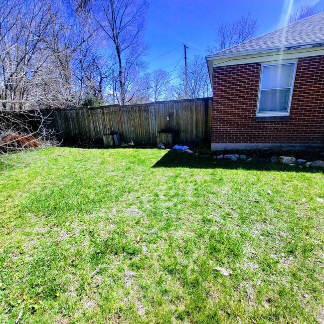 Building Photo - Private East Murray Home with HUGE yard!
