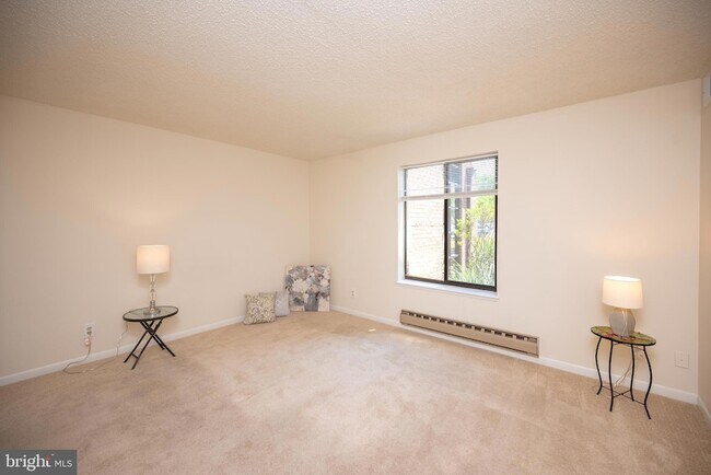 Building Photo - 15310-89-1B Beaverbrook Ct