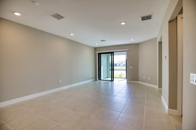 Building Photo - Annual Attached Villa in The Talon Preserve on Palmer Ranch – Minutes from the new Sarasota Memor...
