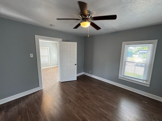 Building Photo - Christian Park 2 Bedroom 1 Bath