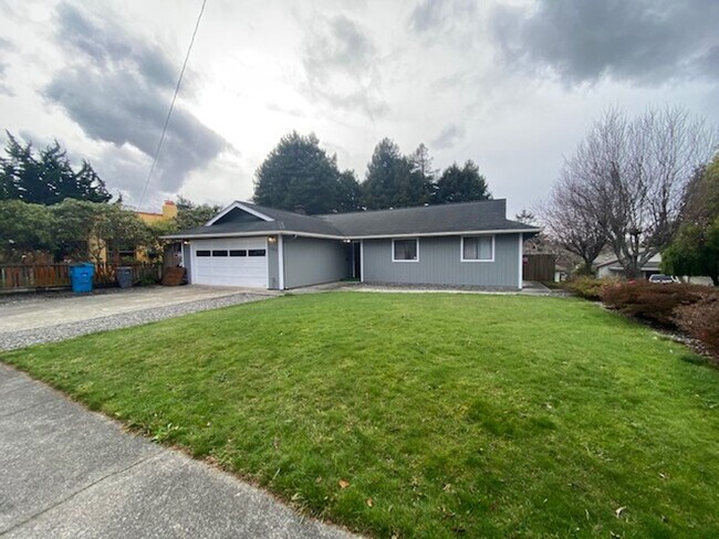 Building Photo - Excellent eastside location, 3/2, fenced yard, 2 car garage