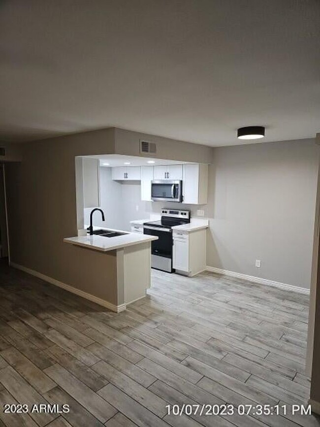 Building Photo - Absolutely Stunning Remodeled 2 Bedroom Co...