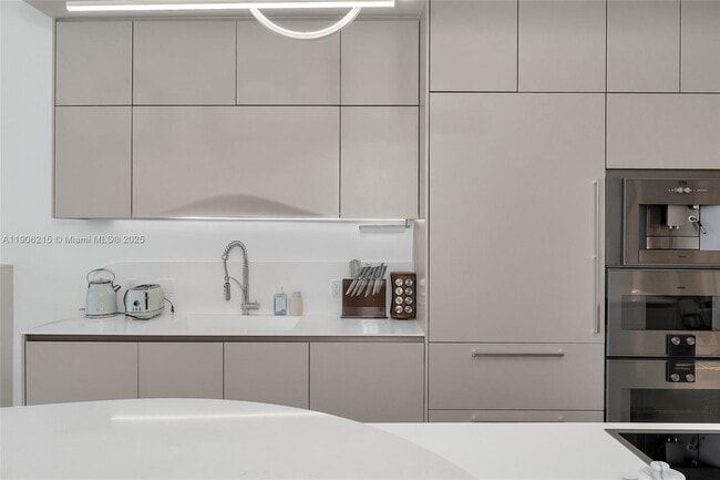 Building Photo - 16901 Collins Ave