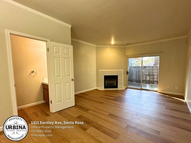 Building Photo - Stylish 2 Bedroom Santa Rosa Townhome with New Flooring Downstairs