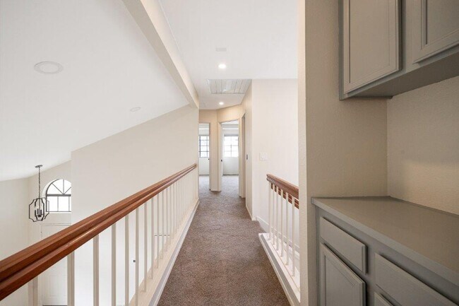 Building Photo - 2369 Ravenwood Dr