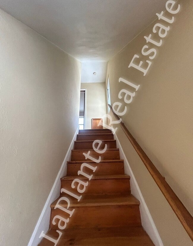 Building Photo - Charming 3-bedroom in North Toledo, on the west side of I-75