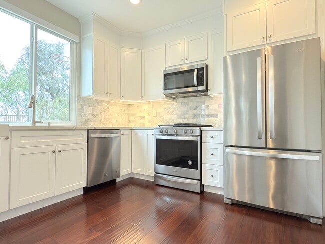 Building Photo - Spacious 4-Bedroom Home in Private Sylmar ...
