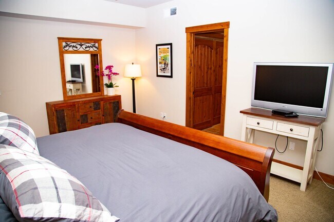 Building Photo - Wonderful Furnished 3 Bedroom & 2 Bathroom...