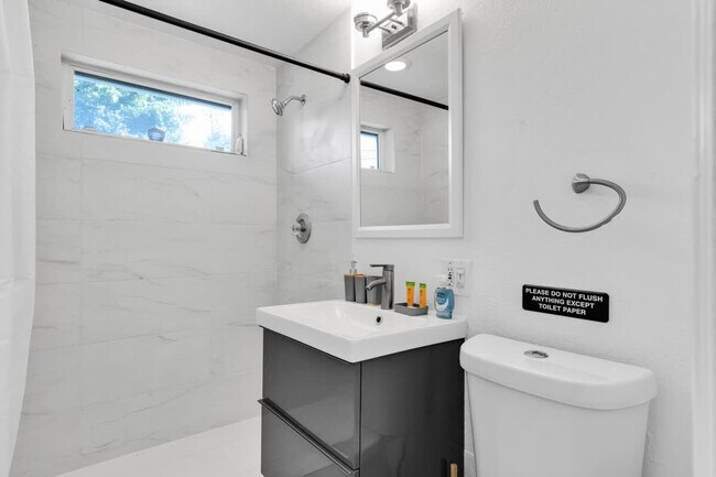 Building Photo - 714 NE 17th Ct