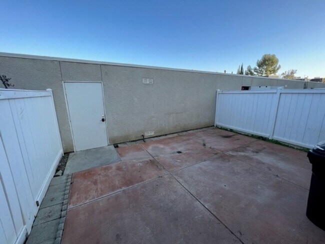 Building Photo - Beautiful 3 Bedroom + 1.5 Bath Townhouse in highly desirable Briarcliffe community!