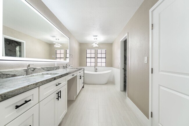 Building Photo - 968 Pinehurst Dr