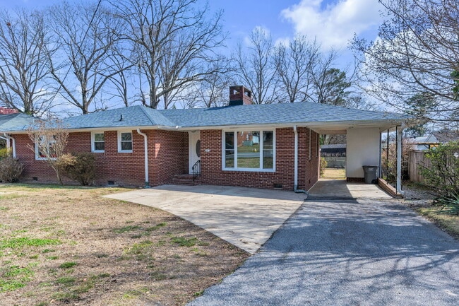 Building Photo - 3BR/2BA in Prime Taylors Location! Minutes From Everyday Conveniences! $1895/mo rent