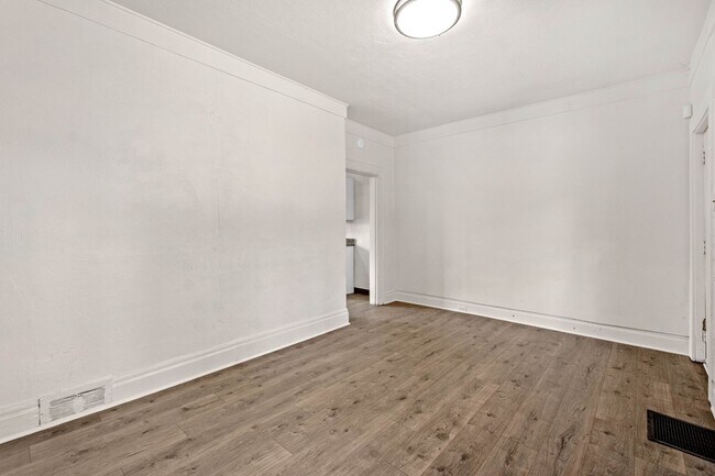 Building Photo - GREAT TWO BEDROOM IN SOUTH SIDE SLOPES!