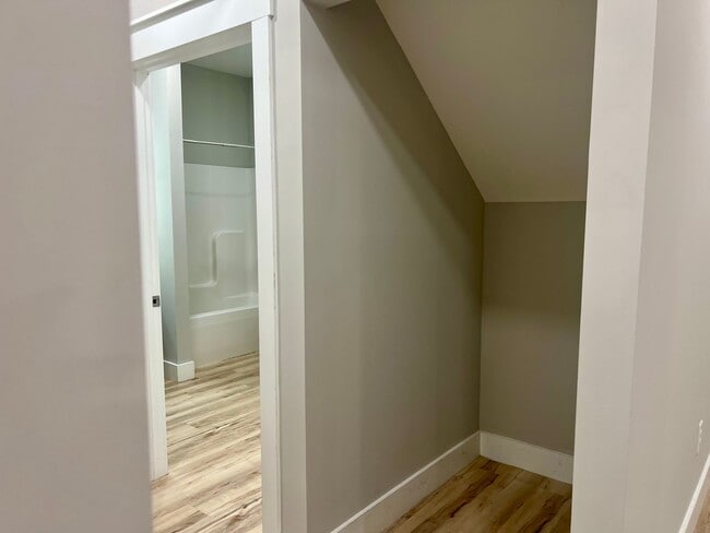 Building Photo - Beautiful home 3 minutes from ETSU!