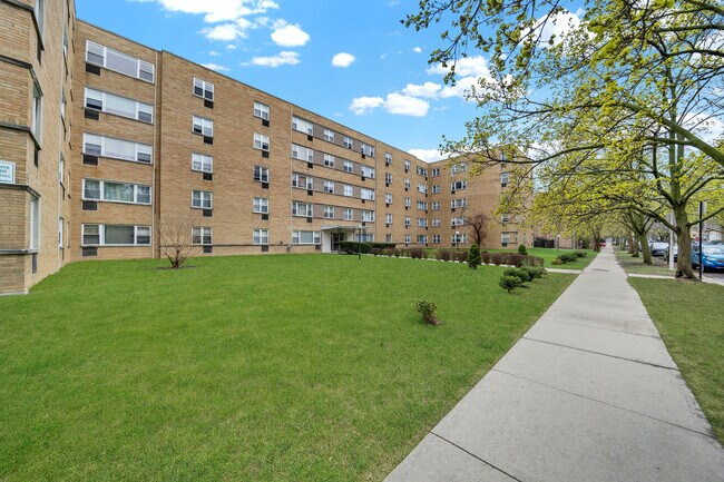 Building Photo - 6161 N Hoyne Ave