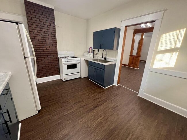 Building Photo - 301 Folts St