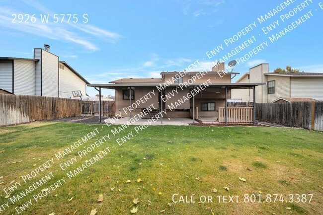 Building Photo - Spacious & Pet-Friendly 4-Bed Home with Mo...