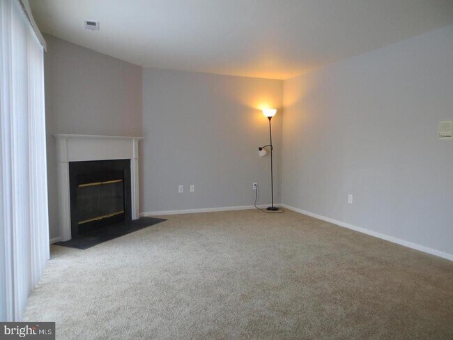 Building Photo - 3606 N Carriage Ct