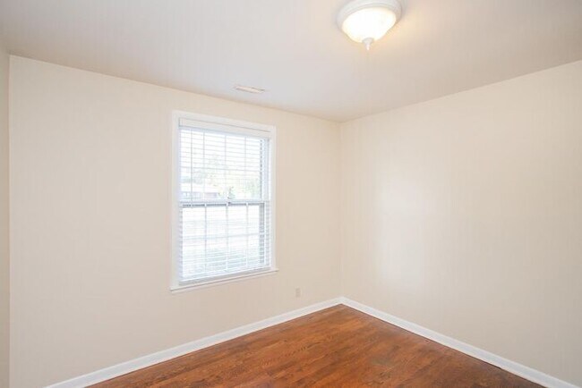 Building Photo - Charming ranch home in Crieve Hall