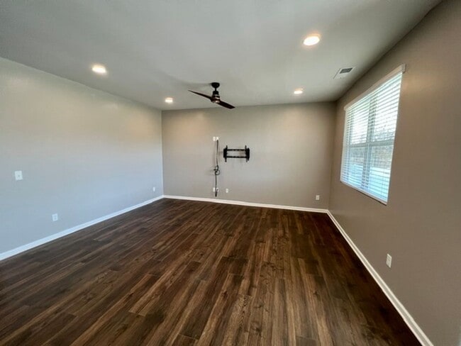 Building Photo - 3 Bed 2 Bath in Lebanon, Like New Home in Woodbridge Glen!