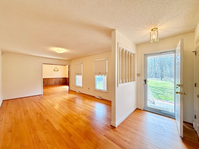 Building Photo - Charming 3 Bedroom Home for Rent!