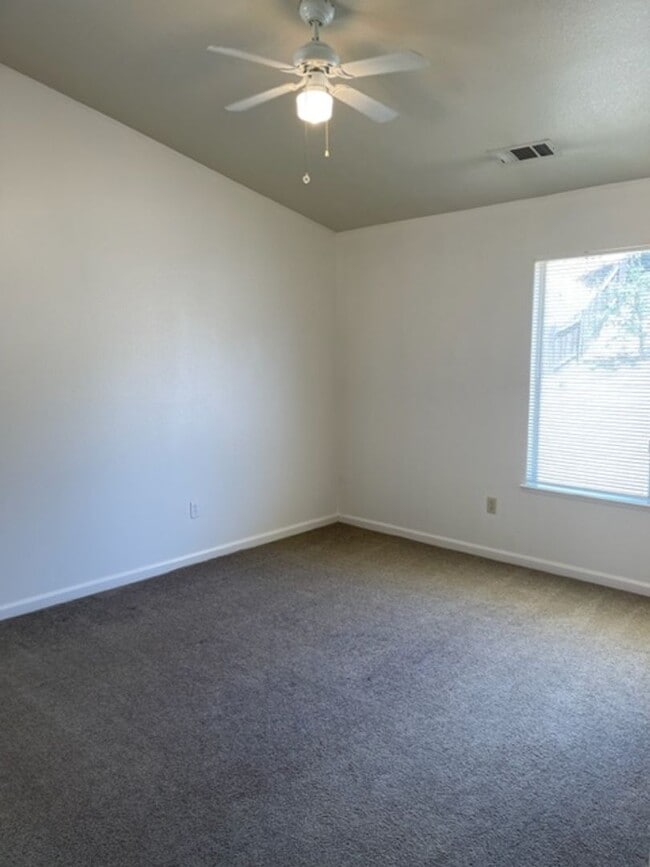 Building Photo - 3 Bedroom in Quail Ridge Subdivision