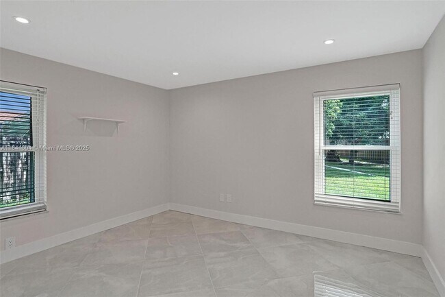Building Photo - 7425 Silver Woods Ct