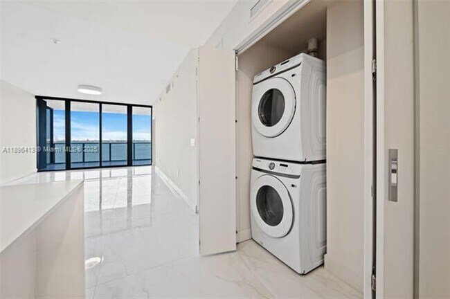 Building Photo - 700 NE 24th St