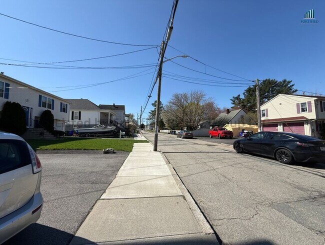 Building Photo - 170 King St