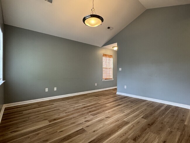Building Photo - 3 BD/2 BA - Two Story Home in Mid-town Wil...