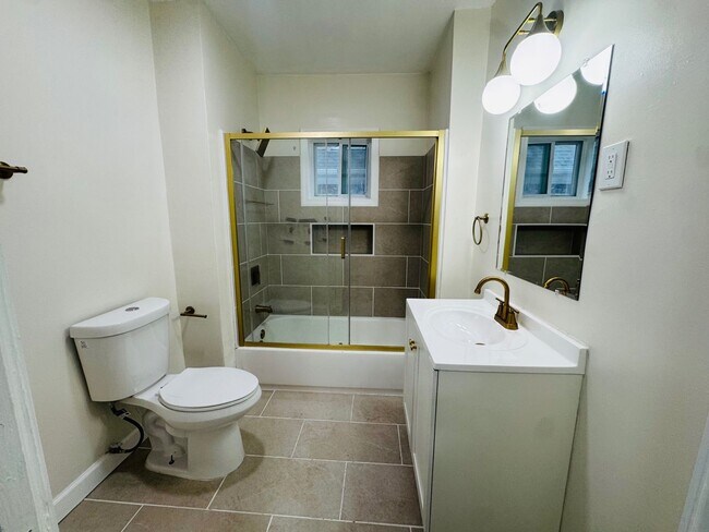 Building Photo - Charming 4-Bedroom Property in Prime Location